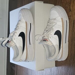 Nike Court Legacy Lift Sneakers